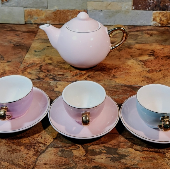 Kids tea cups and saucers And Tea Pot • Brand : F.A.O - Schwarz • - Picture 2 of 7